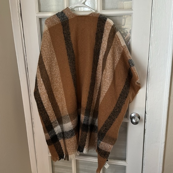 Poncho - Picture 3 of 5